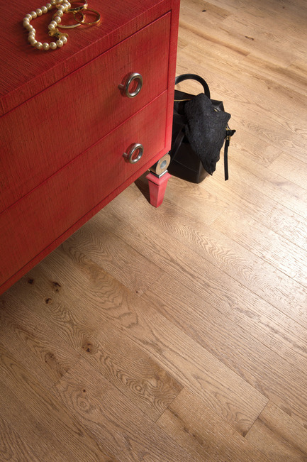 Press kit | 1639-02 - Press release | The Imagine Collection from Mirage: designed to help hiding the marks and scuff of daily use - Mirage Hardwood Floors - Residential Interior Design -  Old Red Oak Seashell, Distressed Look  - Photo credit: Mirage Hardwood Floors<br>