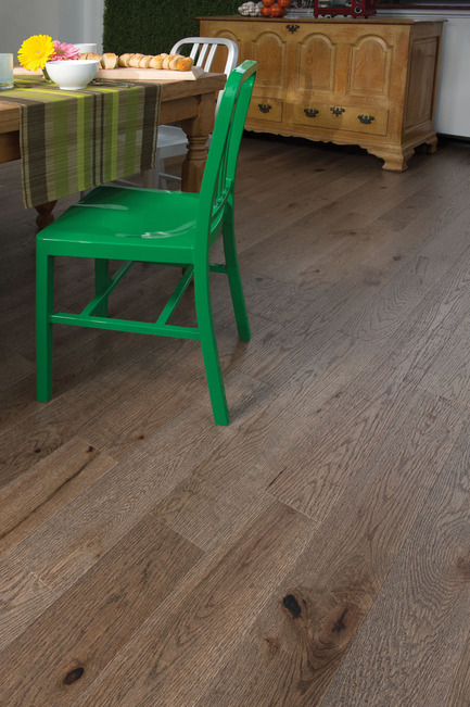 Press kit | 1639-02 - Press release | The Imagine Collection from Mirage: designed to help hiding the marks and scuff of daily use - Mirage Hardwood Floors - Residential Interior Design -  Old Red Oak Barn Wood, Distressed Look  - Photo credit: Mirage Hardwood Floors