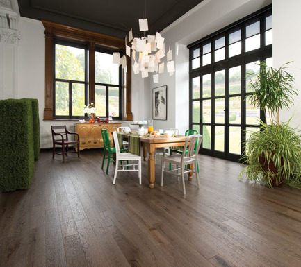 Press kit | 1639-02 - Press release | The Imagine Collection from Mirage: designed to help hiding the marks and scuff of daily use - Mirage Hardwood Floors - Residential Interior Design -   Old Red Oak Barn Wood, Distressed Look<br>   - Photo credit: Mirage Hardwood Floors