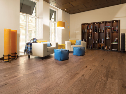 Press kit | 1639-02 - Press release | The Imagine Collection from Mirage: designed to help hiding the marks and scuff of daily use - Mirage Hardwood Floors - Residential Interior Design -  Old Red Oak Tree Bark, Distressed Look<br>  - Photo credit: Mirage Hardwood Floors