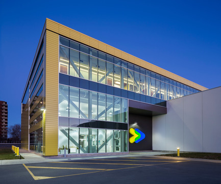 Press kit | 846-18 - Press release | Colourful Cladding for the STM - Ceragres - Commercial Architecture - STM Stinson bus garage - Photo credit:         © Photos : Stéphane Groleau