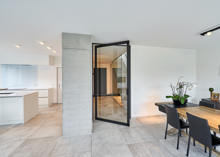 Press kit | 2163-01 - Press release | Pivoting Room Divider - ANYWAY doors - Product - Glass pivot door "steel look" with offset axis 180° pivoting hinge - Photo credit: ANYWAYdoors - Photographer Koen Dries