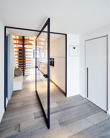 Press kit | 2163-01 - Press release | Pivoting Room Divider - ANYWAY doors - Product - Glass pivot door "steel look" with central axis 360° pivoting hinge - Photo credit: ANYWAYdoors - Photographer Koen Dries