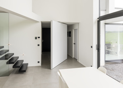 Press kit | 2163-01 - Press release | Pivoting Room Divider - ANYWAY doors - Product - Modern pivot door with central axis 360° pivoting hinge - Photo credit: ANYWAYdoors - Photographer Koen Dries