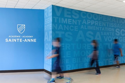 Press kit | 1299-01 - Press release | Sainte-Anne Academy, the school of tomorrow - Taktik design - Institutional Architecture - Hallway & values wall - Photo credit: Maxime Brouillet