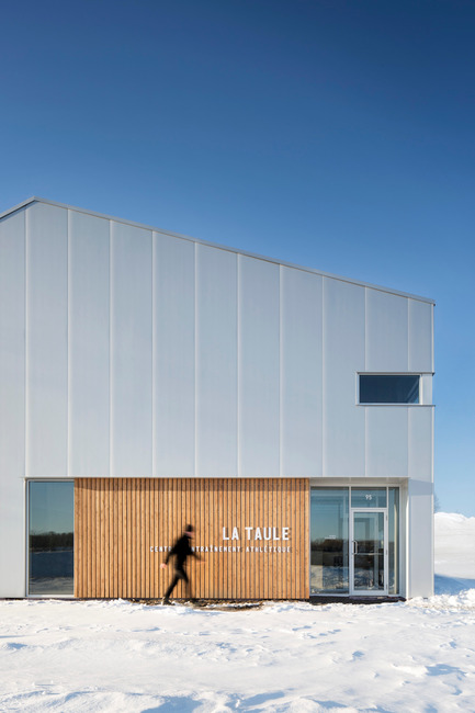 La Taule – Training center Press kit | 1633-01 - Press release | La Taule - Training center - Architecture Microclimat - Commercial Architecture - Main entrance - Photo credit: Adrien Williams