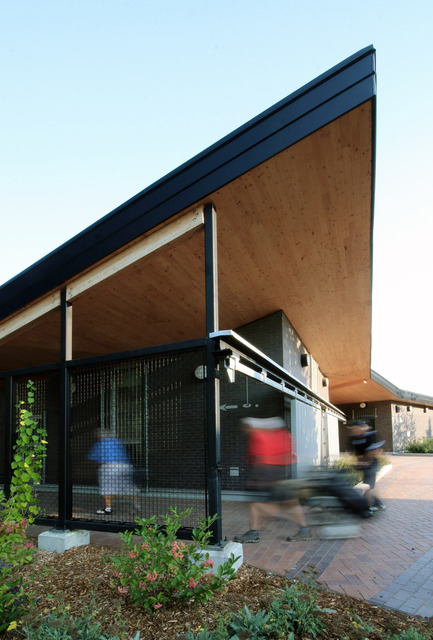 Press kit | 1170-02 - Press release | Golf Welcome Pavilion at Maisonneuve Park - Ville de Montréal - Institutional Architecture -  Driving range direct access  - Photo credit: Vincent Audy