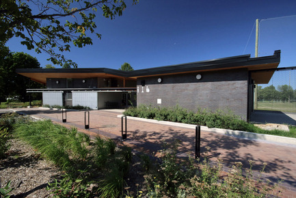 Press kit | 1170-02 - Press release | Golf Welcome Pavilion at Maisonneuve Park - Ville de Montréal - Institutional Architecture - Main entrance - Photo credit: Vincent Audy<br>