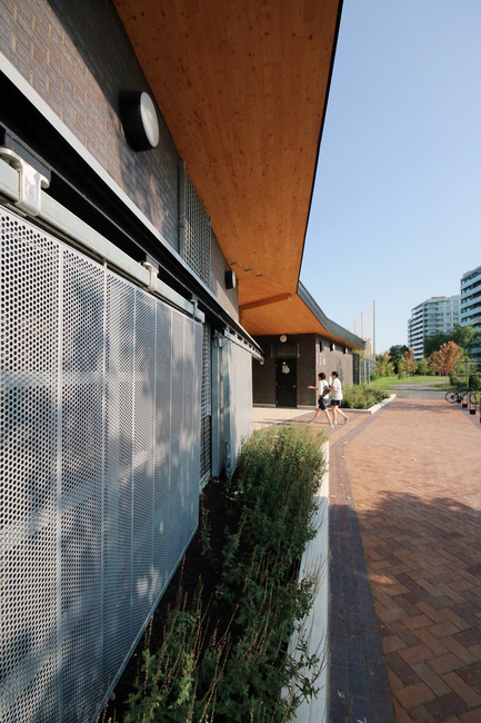 Press kit | 1170-02 - Press release | Golf Welcome Pavilion at Maisonneuve Park - Ville de Montréal - Institutional Architecture - Main facade's steel 'carriage door'' - Photo credit: Vincent Audy