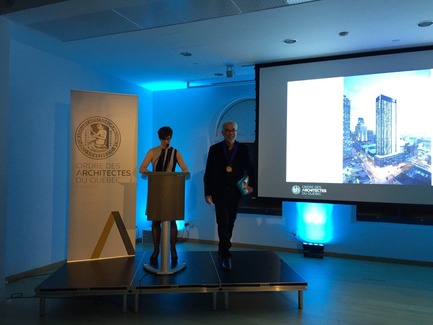 Press kit | 1081-04 - Press release | Ten years of Humà - Humà design + architecture - Residential Architecture -  Aurèle Cardinal receiving the Medal of Merit from the Ordre des architectes du Québec". - Photo credit: OAQ