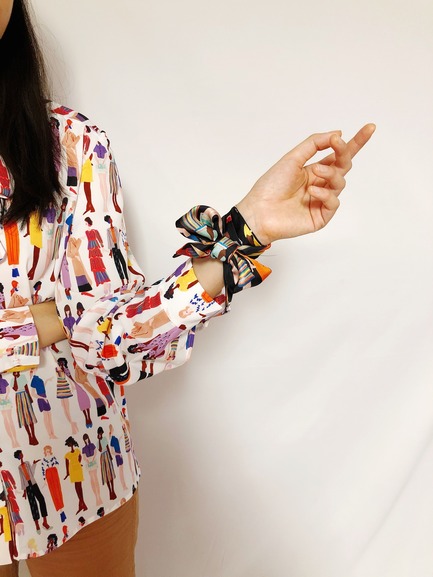 Press kit | 3867-01 - Press release | Sarah Donofrio to Debut New Accessory Collection - One Imaginary Girl - Fashion Design - Twilly wrist scarf in fashion sketch print - Photo credit: Sarah Donofrio