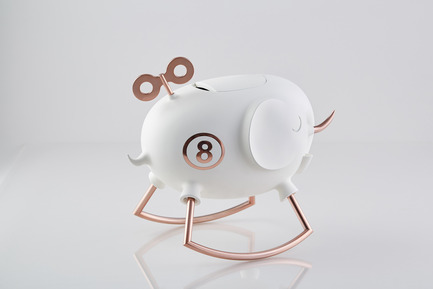 Press kit | 2541-01 - Press release | The Endangered - Trigger Design - Industrial Design - The Endangered: Elephant <br>352(L) X 236(W) X 315(H) mm<br>ABS, Matte painted white ceramic finishing. Rose gold on aluminum<br>Scent: White Tea Fig by AllSense Scent Lab - Photo credit: Cause & Effect Studio