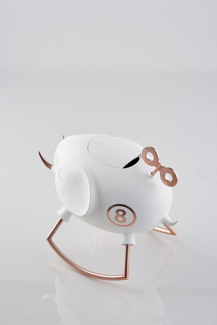 Press kit | 2541-01 - Press release | The Endangered - Trigger Design - Industrial Design - The Endangered: Elephant<br>352(L) X 236(W) X 315(H) mm<br>ABS, Matte painted white ceramic finishing. Rose gold on aluminum<br>Scent: White Tea Fig by AllSense Scent Lab - Photo credit: Cause & Effect Studio