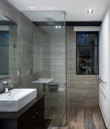 Press kit | 1825-01 - Press release | Just Be Apartments - Arqmov Workshop - Residential Architecture -  Bathroom - Photo credit: Rafael Gamo