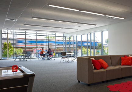 Team A receives AIA Chicago Distinguished Building Award for By The Hand Club For Kids Press kit | 1999-01 - Press release | Team A receives AIA Chicago Distinguished Building Award for By The Hand Club For Kids - Team A - Institutional Architecture - Photo credit: Tom Harris © Hedrich Blessing