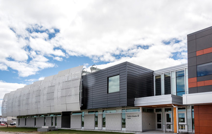 Press kit | 755-04 - Press release | Alouette University Building, UQAC - BGLA | Architecture + Design urbain - Institutional Architecture - Main facade - Photo credit: Optik 360°