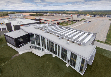 Press kit | 755-04 - Press release | Alouette University Building, UQAC - BGLA | Architecture + Design urbain - Institutional Architecture - Overview of school complex (CEGEP and university building)<br>Installation of 15 parabolic solar collectors<br> - Photo credit: Optik 360°