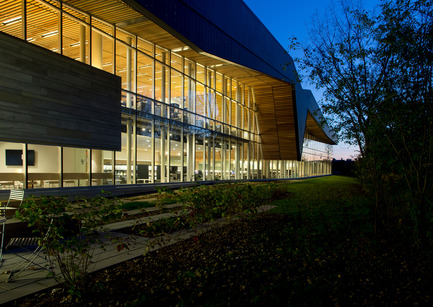 Press kit | 865-10 - Press release | The Bibliothèque du Boisé: Grand Prix d'excellence of OAQ 2015 - Cardinal Hardy* / Labonté Marcil / Éric Pelletier* architectes in consortium (*Lemay) - Institutional Architecture - Photo credit: Yien Chao