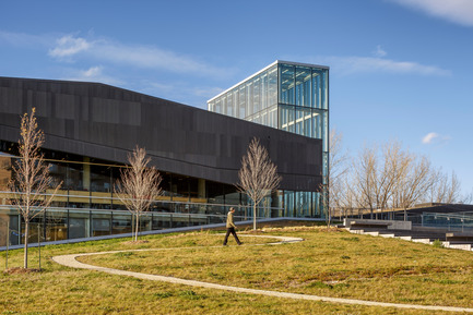 Press kit | 865-10 - Press release | The Bibliothèque du Boisé: Grand Prix d'excellence of OAQ 2015 - Cardinal Hardy* / Labonté Marcil / Éric Pelletier* architectes in consortium (*Lemay) - Institutional Architecture - Photo credit: Doublespace photography