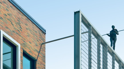 Press kit | 752-03 - Press release | Bronze tightrope walker… welcomes Park Extension schoolchildren - NFOE et associés architectes - Institutional Architecture - Perched on top of the structure, a sculpture of a young bronze tightrope walker - Photo credit: Maxime Pion