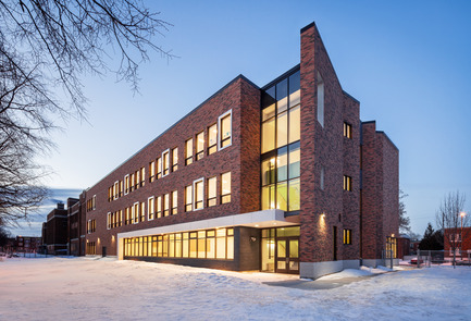 Press kit | 752-03 - Press release | Bronze tightrope walker… welcomes Park Extension schoolchildren - NFOE et associés architectes - Institutional Architecture - East façade - Photo credit: Charles Lanteigne