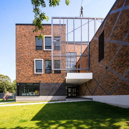 Press kit | 752-03 - Press release | Bronze tightrope walker… welcomes Park Extension schoolchildren - NFOE et associés architectes - Institutional Architecture - Daycare service entrance and the tightrope walker - Photo credit: Maxime Pion