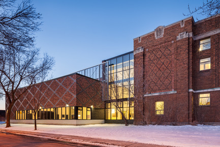 Press kit | 752-03 - Press release | Bronze tightrope walker… welcomes Park Extension schoolchildren - NFOE et associés architectes - Institutional Architecture - West façade - Photo credit: Charles Lanteigne