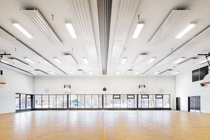 Press kit | 752-03 - Press release | Bronze tightrope walker… welcomes Park Extension schoolchildren - NFOE et associés architectes - Institutional Architecture - Gymnasium  - Photo credit: Charles Lanteigne