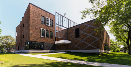 Press kit | 752-03 - Press release | Bronze tightrope walker… welcomes Park Extension schoolchildren - NFOE et associés architectes - Institutional Architecture - Daycare service entrance - Photo credit: Maxime Pion