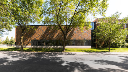 Press kit | 752-03 - Press release | Bronze tightrope walker… welcomes Park Extension schoolchildren - NFOE et associés architectes - Institutional Architecture - Gymnasium - exterior view - Photo credit: Maxime Pion