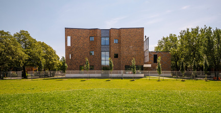 Press kit | 752-03 - Press release | Bronze tightrope walker… welcomes Park Extension schoolchildren - NFOE et associés architectes - Institutional Architecture - North façade - Photo credit: Maxime Pion