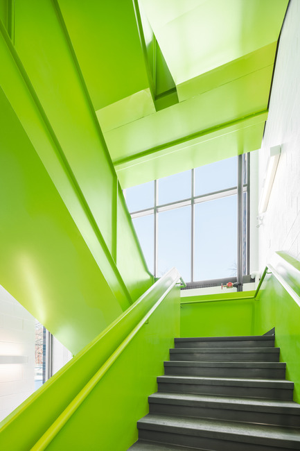 Press kit | 752-03 - Press release | Bronze tightrope walker… welcomes Park Extension schoolchildren - NFOE et associés architectes - Institutional Architecture - Emergency staircase - Photo credit: Charles Lanteigne