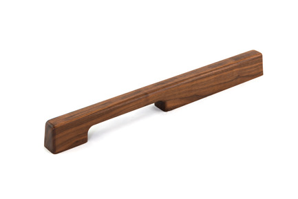 Press kit | 2479-01 - Press release | Introducing TIRAR - TIRAR - Product - TIRAR door pull 600mm American Walnut - Photo credit: TIRAR