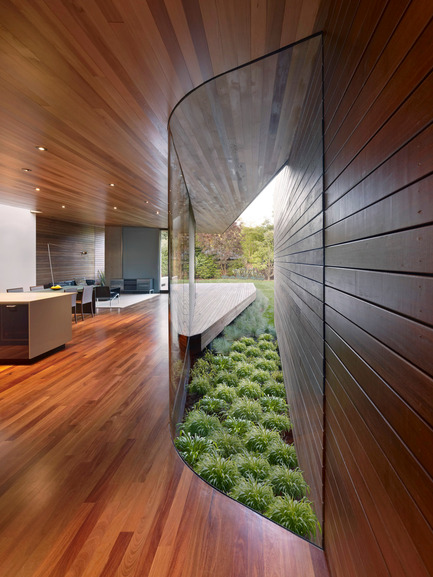 Press kit | 1891-01 - Press release | Bal House - Terry & Terry Architecture - Residential Architecture - Transparent Hallway - Photo credit: Bruce Damonte