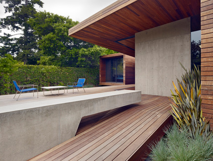 Press kit | 1891-01 - Press release | Bal House - Terry & Terry Architecture - Residential Architecture - detail of concrete bench at deck - Photo credit: Bruce Damonte