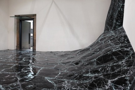 Press kit | 985-05 - Press release | Dark matter - Baptiste Debombourg - Event + Exhibition - Contextual installation in black glass, 11x8x5m / sculpture in glass float, UV glue,  35x18x35cm - Photo credit: Courtesy Galerie Patricia Dorfmann - Paris (FR) / Krupic Kersting - KUK - Cologne (DE) 2015<br>