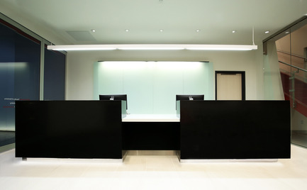 Press kit | 1152-03 - Press release | McGill University’s Faculty of Dentistry - LumiGroup - Commercial Architecture - Main reception counter - Photo credit: Yoshino Aoki