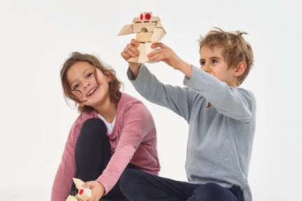 Press kit | 2450-01 - Press release | DOCKLETS - Innovative Hook and Loop Toy Bricks for Agile 3D Constructions - TPPD / Thade Precht Playful Design - Product - Kids playing with DOCKLETS toy bricks - Photo credit: Alex Tossi Fotografie, Berlin/Germany