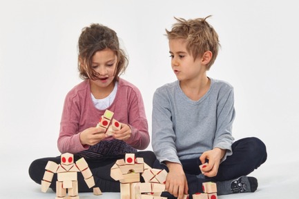 Press kit | 2450-01 - Press release | DOCKLETS - Innovative Hook and Loop Toy Bricks for Agile 3D Constructions - TPPD / Thade Precht Playful Design - Product - Kids playing with DOCKLETS toy bricks - Photo credit: Alex Tossi Fotografie, Berlin/Germany