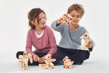 Press kit | 2450-01 - Press release | DOCKLETS - Innovative Hook and Loop Toy Bricks for Agile 3D Constructions - TPPD / Thade Precht Playful Design - Product - Kids playing with DOCKLETS toy bricks - Photo credit: Alex Tossi Fotografie, Berlin/Germany