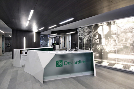 Press kit | 1170-01 - Press release | Mile-End Service Centre of the Caisse Desjardins des Versants du mont Royal - Cardin Ramirez Julien Inc. - Commercial Architecture - Front desk<br> - Photo credit: Vincent Audy<br>