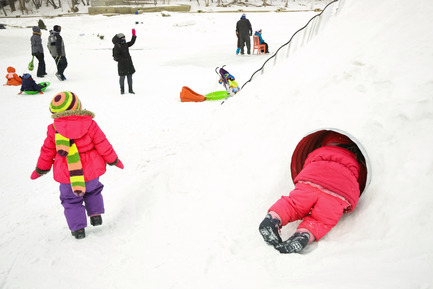 Press kit | 1600-02 - Press release | The Hole Idea wins OAA Award - Weiss Architecture & Urbanism Limited - Competition - Kids Playing - Photo credit: Leif Norman