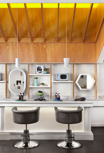 Press kit | 1048-08 - Press release | Reinventing the beauty salon experience with Her Majesty’s Pleasure - +tongtong - Commercial Interior Design - Patrons sit at the marble bar as they get their hair done, with bartenders serving on the other side. - Photo credit:  Lisa Petrole 