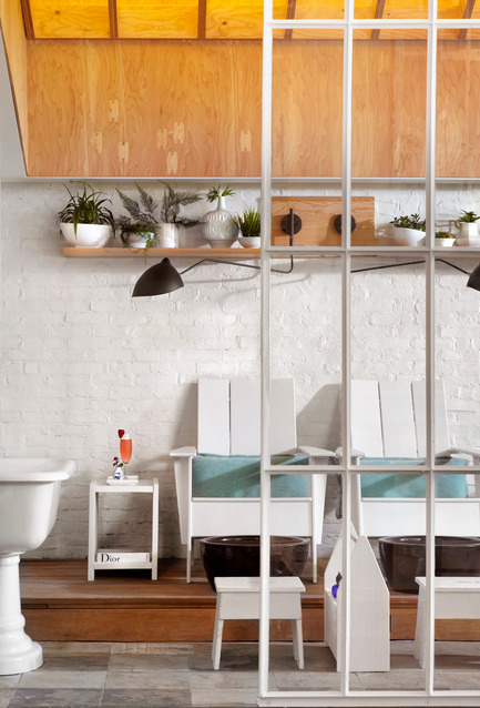 Press kit | 1048-08 - Press release | Reinventing the beauty salon experience with Her Majesty’s Pleasure - +tongtong - Commercial Interior Design - A long, raised wooden deck lined with Muskoka chairs defines the pedicure area. - Photo credit: Lisa Petrole