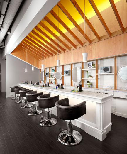 Press kit | 1048-08 - Press release | Reinventing the beauty salon experience with Her Majesty’s Pleasure - +tongtong - Commercial Interior Design - Patrons sit at the marble bar as they get their hair done, with bartenders serving on the other side. - Photo credit: Lisa Petrole