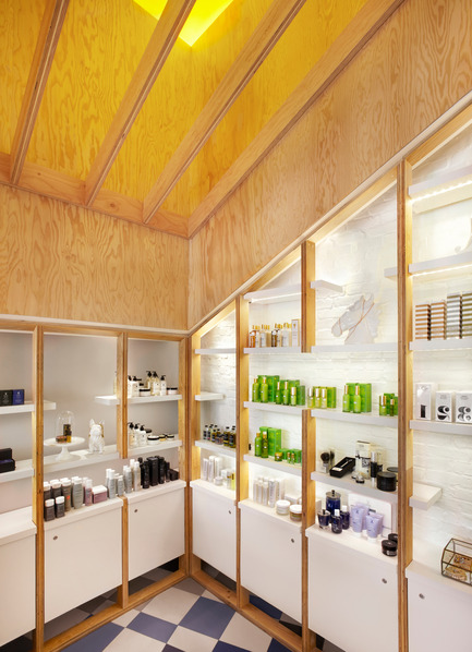 Press kit | 1048-08 - Press release | Reinventing the beauty salon experience with Her Majesty’s Pleasure - +tongtong - Commercial Interior Design - The lively juxtaposition of the natural wood and the whitewash was a way to really bring a modern architectural, slightly edgier language to something more traditional and refined yet playful. - Photo credit: Lisa Petrole