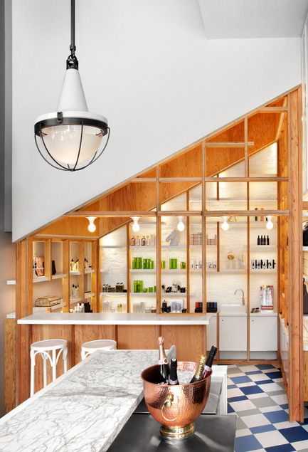 Press kit | 1048-08 - Press release | Reinventing the beauty salon experience with Her Majesty’s Pleasure - +tongtong - Commercial Interior Design - The lively juxtaposition of the natural wood and the whitewash was a way to really bring a modern architectural, slightly edgier language to something more traditional and refined yet playful. - Photo credit: Lisa Petrole