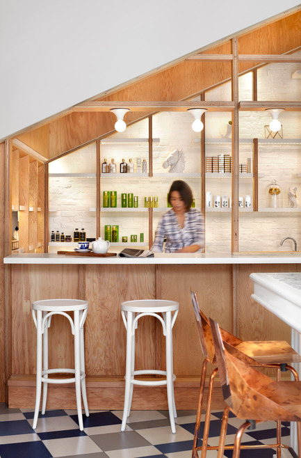 Press kit | 1048-08 - Press release | Reinventing the beauty salon experience with Her Majesty’s Pleasure - +tongtong - Commercial Interior Design - The lively juxtaposition of the natural wood and the whitewash was a way to really bring a modern architectural, slightly edgier language to something more traditional and refined yet playful. - Photo credit: Lisa Petrole