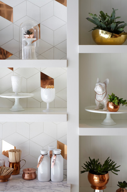 Press kit | 1048-08 - Press release | Reinventing the beauty salon experience with Her Majesty’s Pleasure - +tongtong - Commercial Interior Design - Riffing on the character of the bar, the sideboard features a white tile design with flecks of copper that resemble falling leaves. - Photo credit: Lisa Petrole