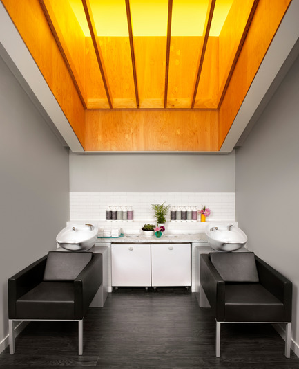 Press kit | 1048-08 - Press release | Reinventing the beauty salon experience with Her Majesty’s Pleasure - +tongtong - Commercial Interior Design - The coved ceiling is painted a fresh yellow and softly lit with a rafter-like structure assembled over top. - Photo credit: Lisa Petrole